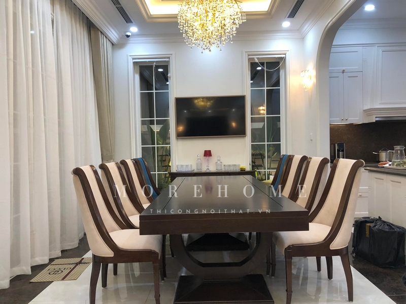Thi công bộ bàn ăn 8 ghế khung gỗ óc chó bọc da màu be tân cổ điển với kiểu dáng thanh thoát, mềm mại, tạo cảm giác thoải mái cho người sử dụng hằng ngày.