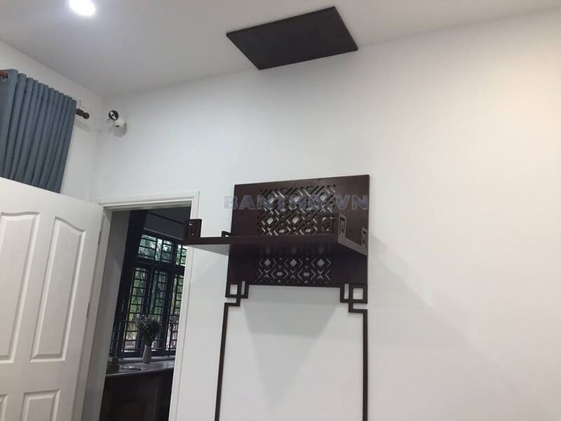 Bàn thờ chung cư có màu nâu trầm, có đường nét hoa văn tinh tế và nhỏ gọn, được treo tường.